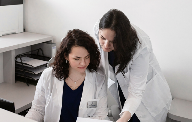 Фасад та вхід до клініки КардіоЕксперт